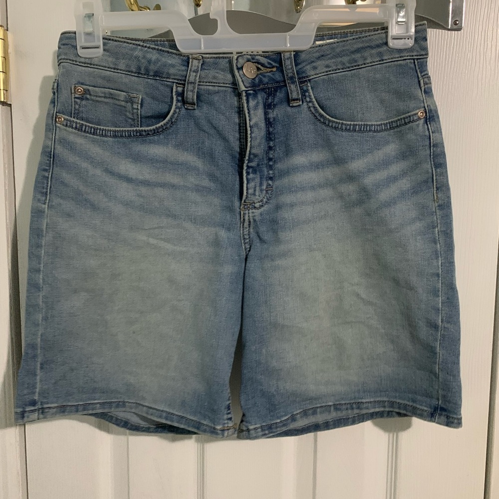 Lee Bermuda Mid-Rise Regular Fit
Denim Jean Shorts Women's Size 8 M